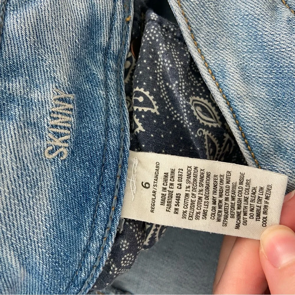 EUC American Eagle women’s light wash blue denim stretch‎ skinny crop jeans 6